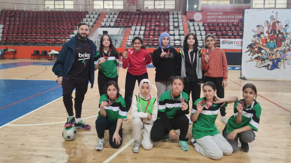 Okulumuz Öğrencileri Küçük Kız Futsal Kategorisinde İlçe 4.'sü Olmuştur.